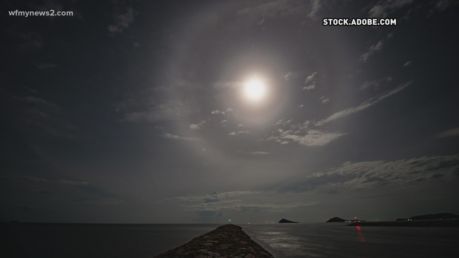 What Causes a Ring Around the Moon? People in the U.S. Spot 'Halo' in the  Sky