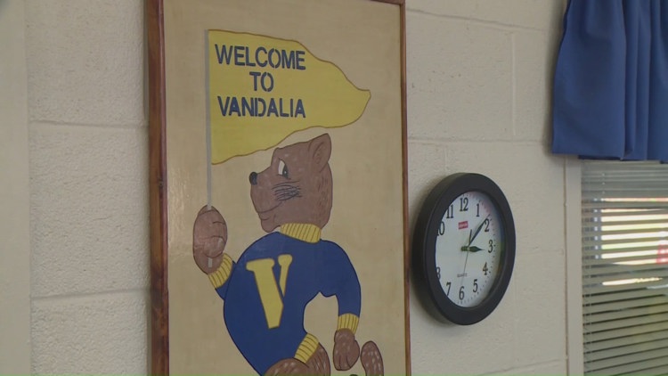 'It's the end of an era': Former students, teachers say goodbye to Vandalia Elementary