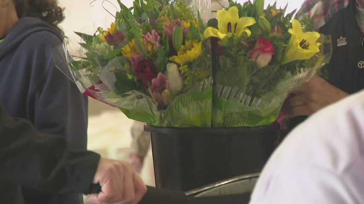 Volunteers prepare 20,000 bouquets as hospice fundraiser begins Monday