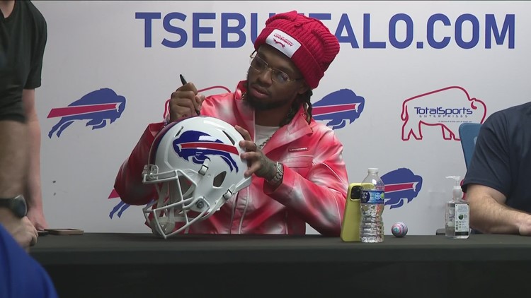 Hamlin meets, greets Bills fans during autograph-signing session
