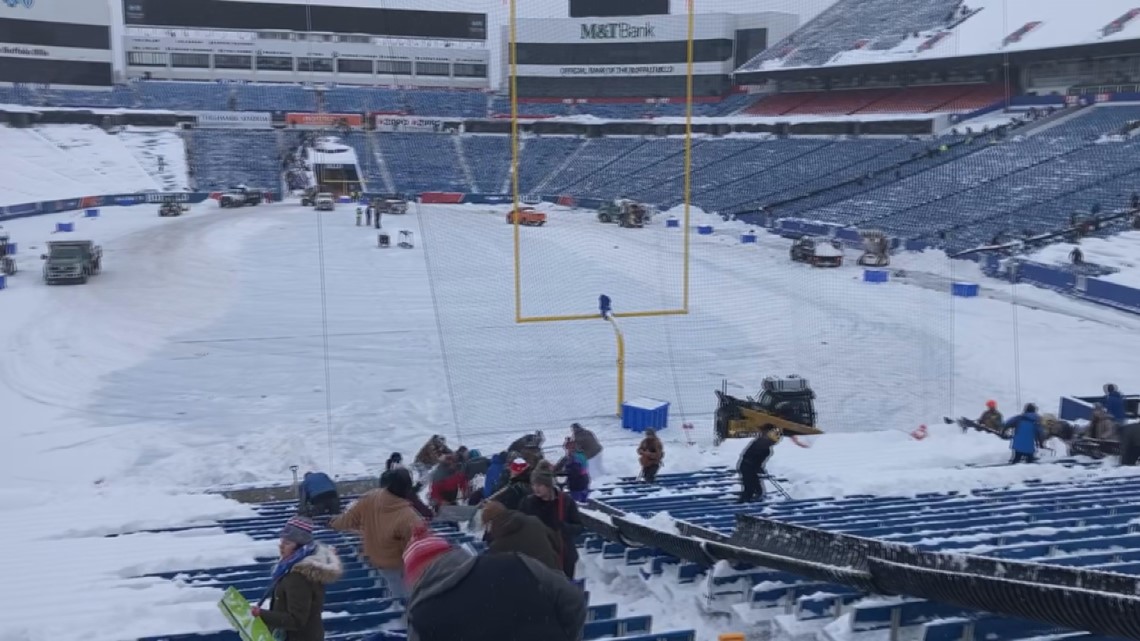 Buffalo Bills Fans Out Snow Shoveling Again 1606