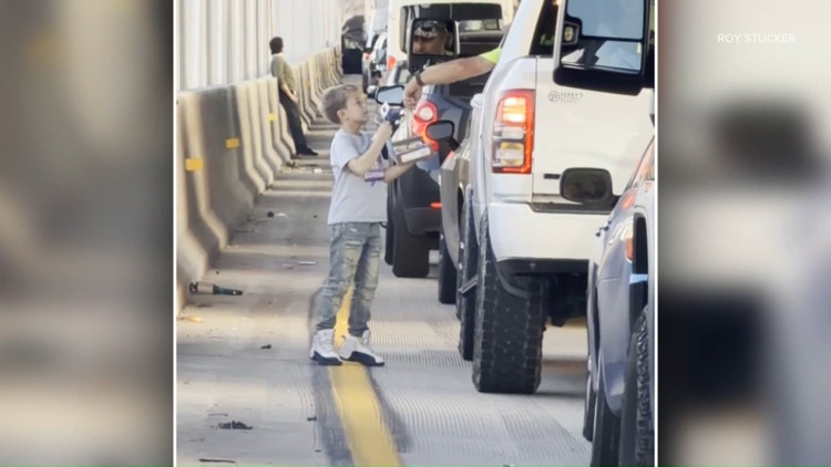 6-year-old sells candy bars during standstill traffic on Kentucky bridge