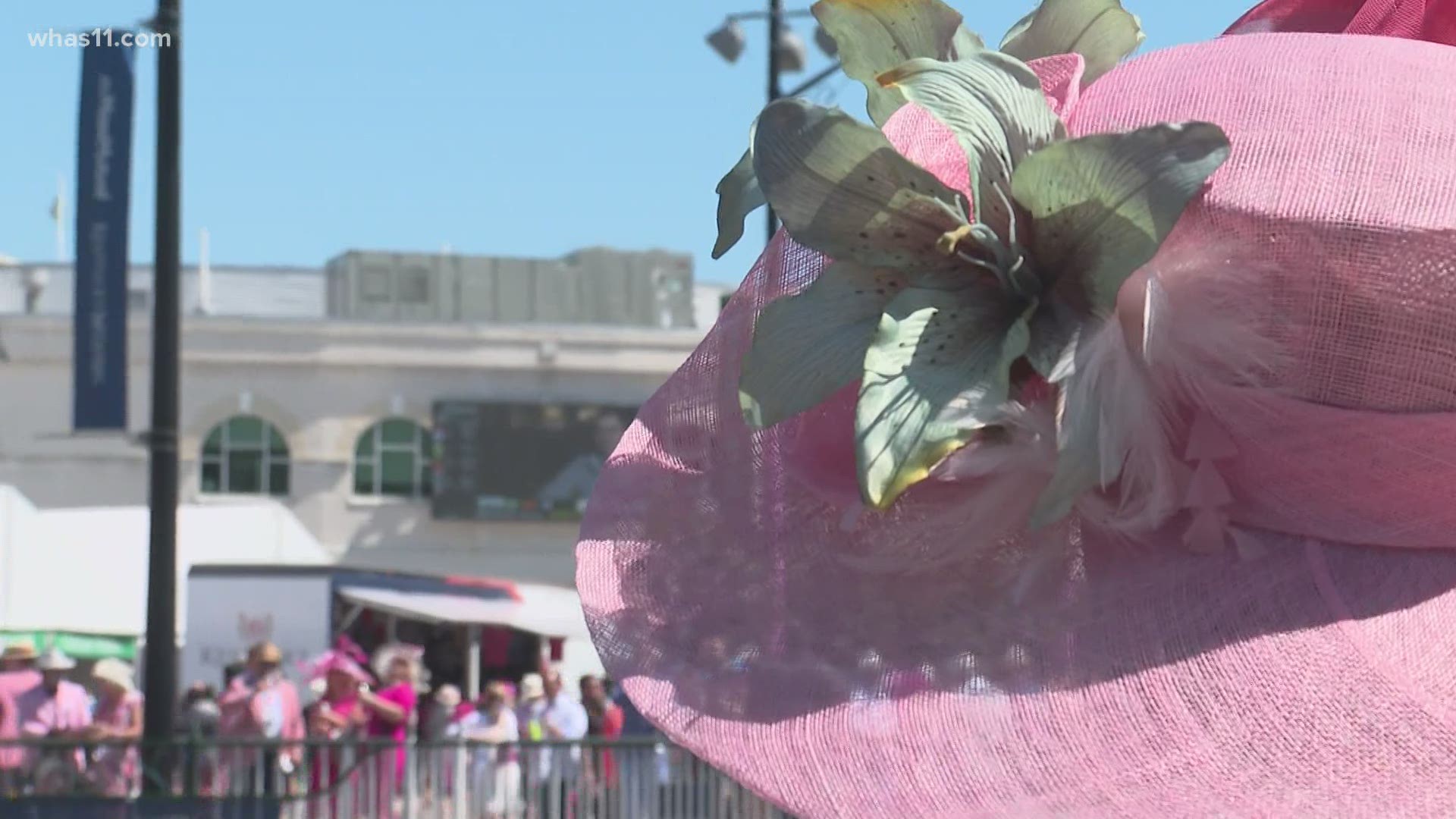 The official attendance for the return of fans to the Kentucky Oaks was 41,472.