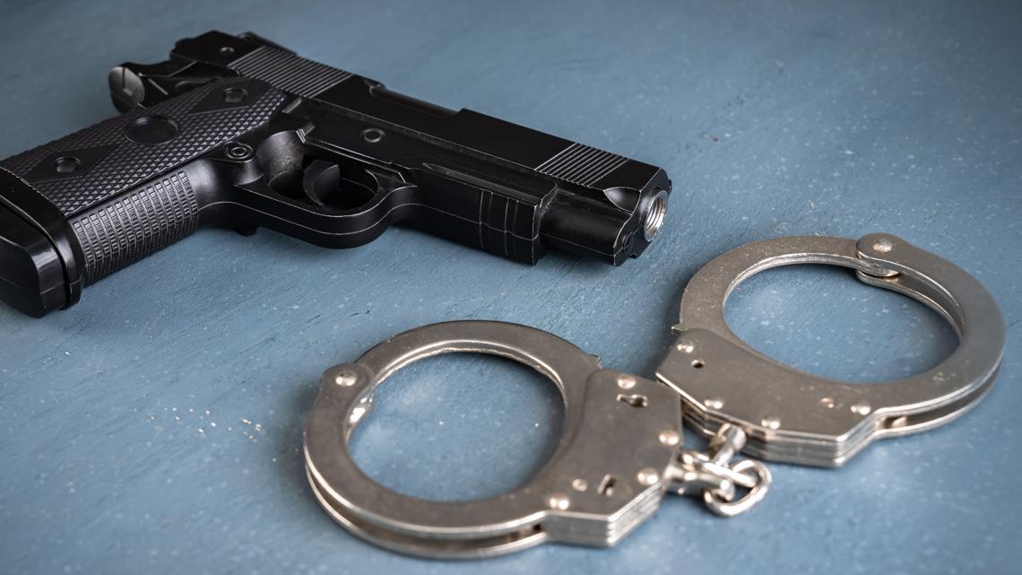 Evansville man sentenced after threatening to shoot detectives during arrest