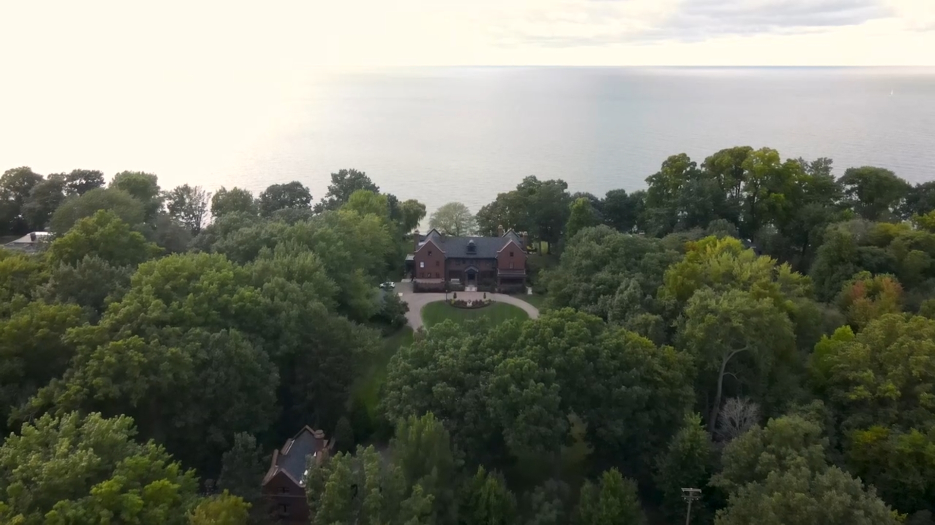 Travis Kelce, Taylor Swift purchase $5.35M lakefront home in Cleveland area The power couple's newest home stands at 21,000 square feet and features a spectacular view of Lake Erie.