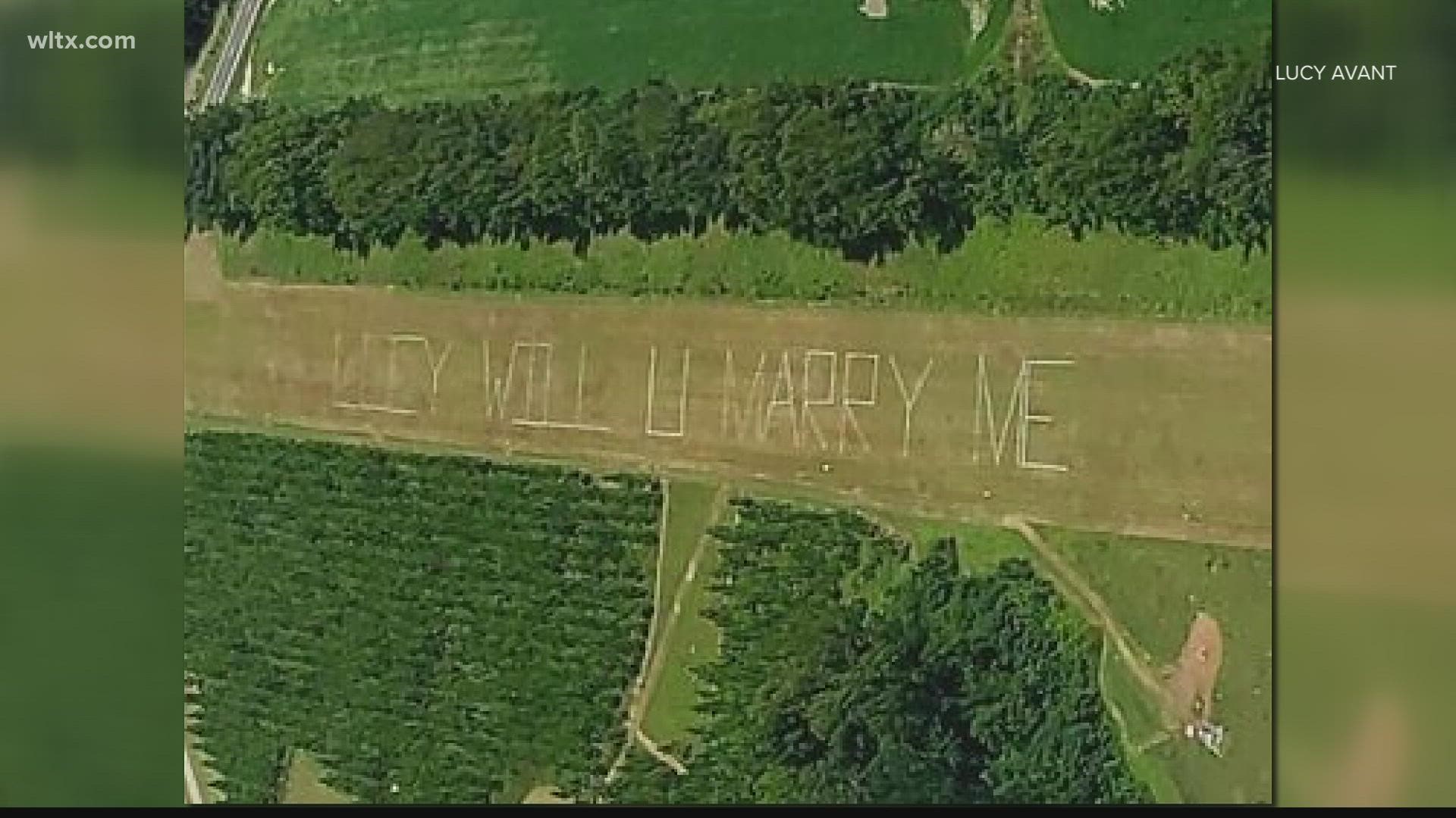 While flying in a plane with her boyfriend, Lucy Avant could see, "Lucy, will you marry me?" written on the ground below.