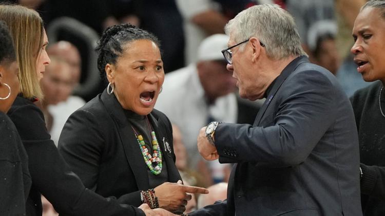 What happened between Dawn Staley and Geno Auriemma at the end of the South Carolina UConn game? Here's what both coaches said afterward