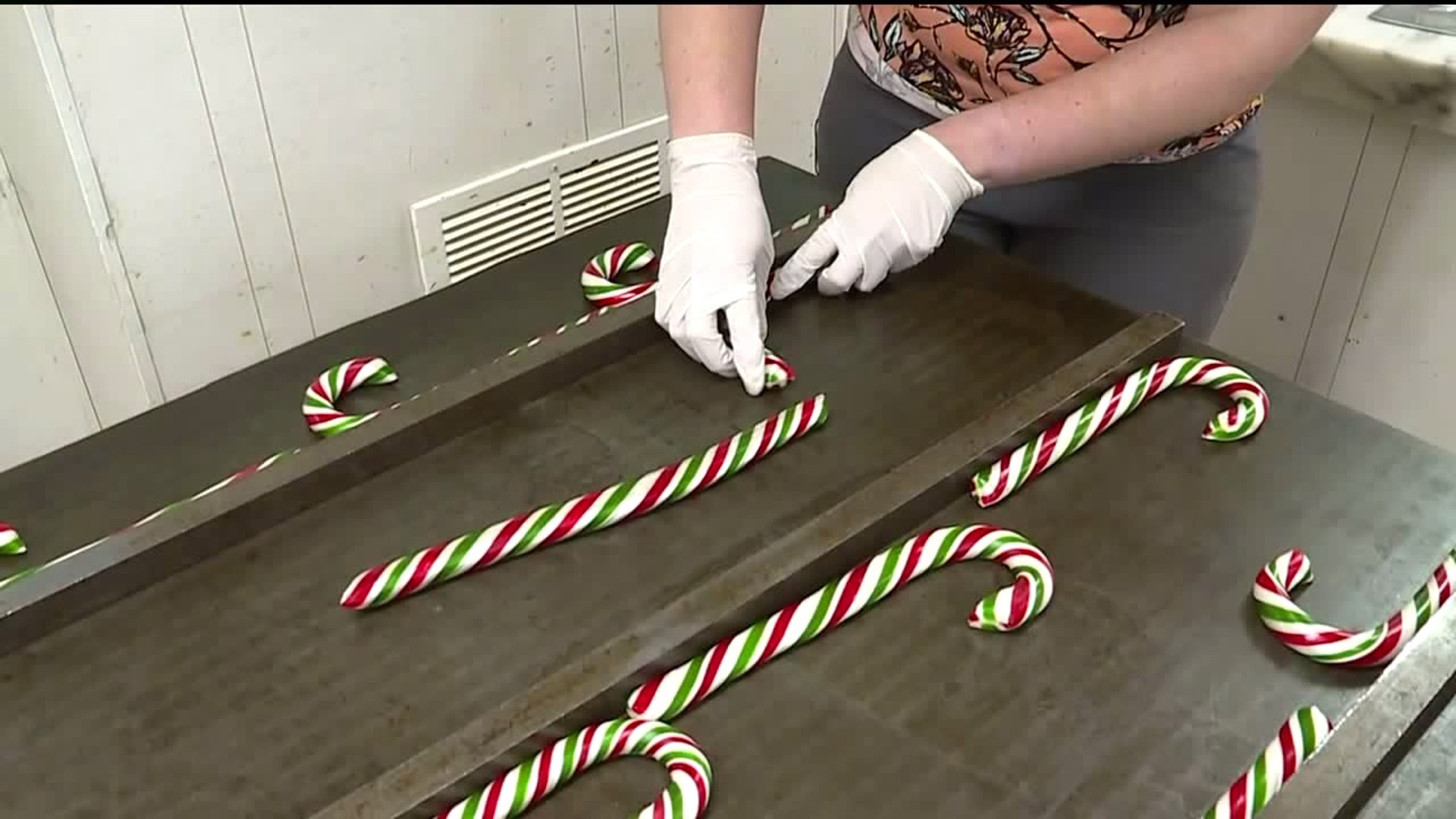 Crews Cranking Out Christmas Candy Canes