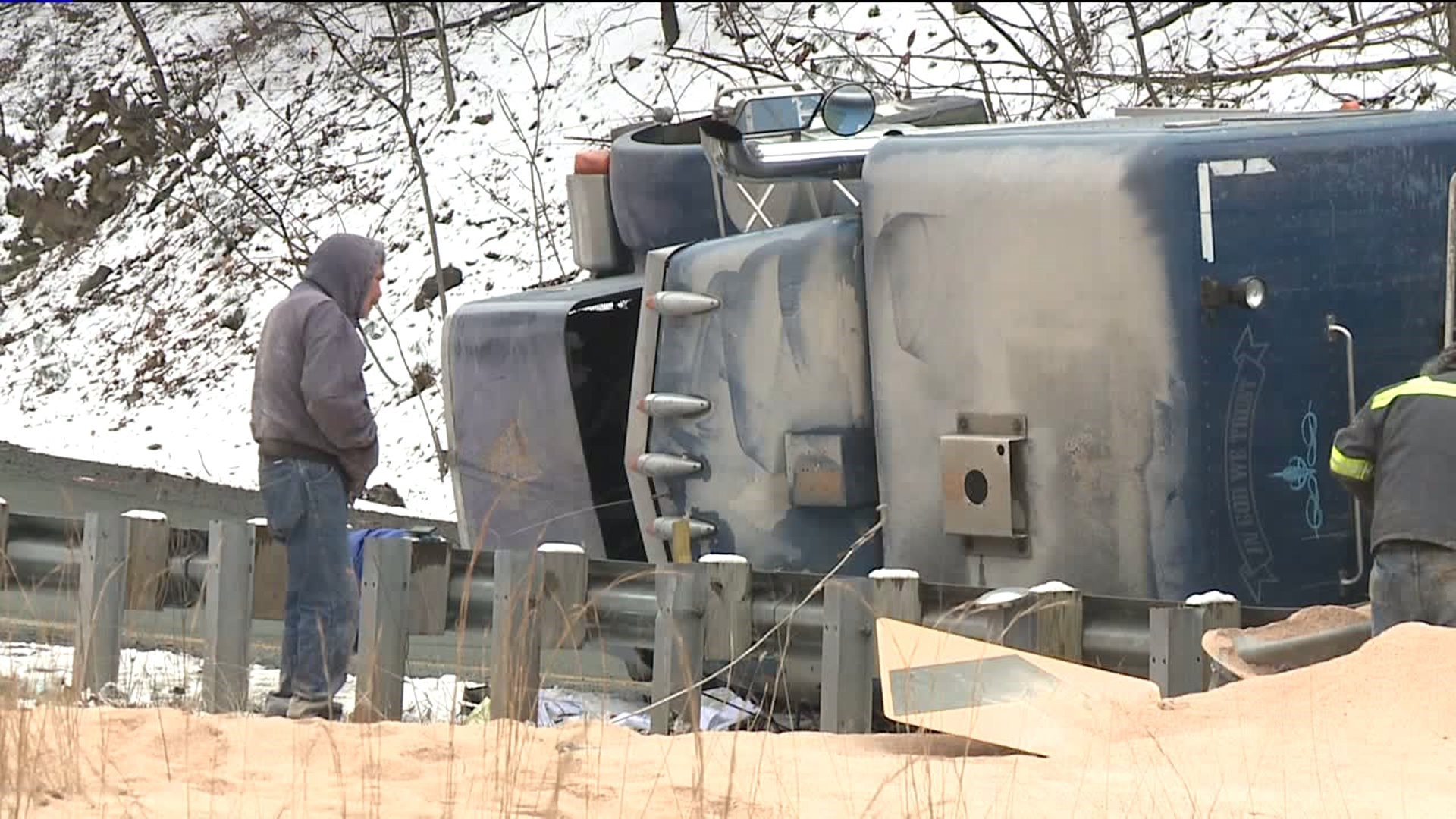 Tractor Trailer Rollover Along Interstate 81 in Luzerne County | wnep.com