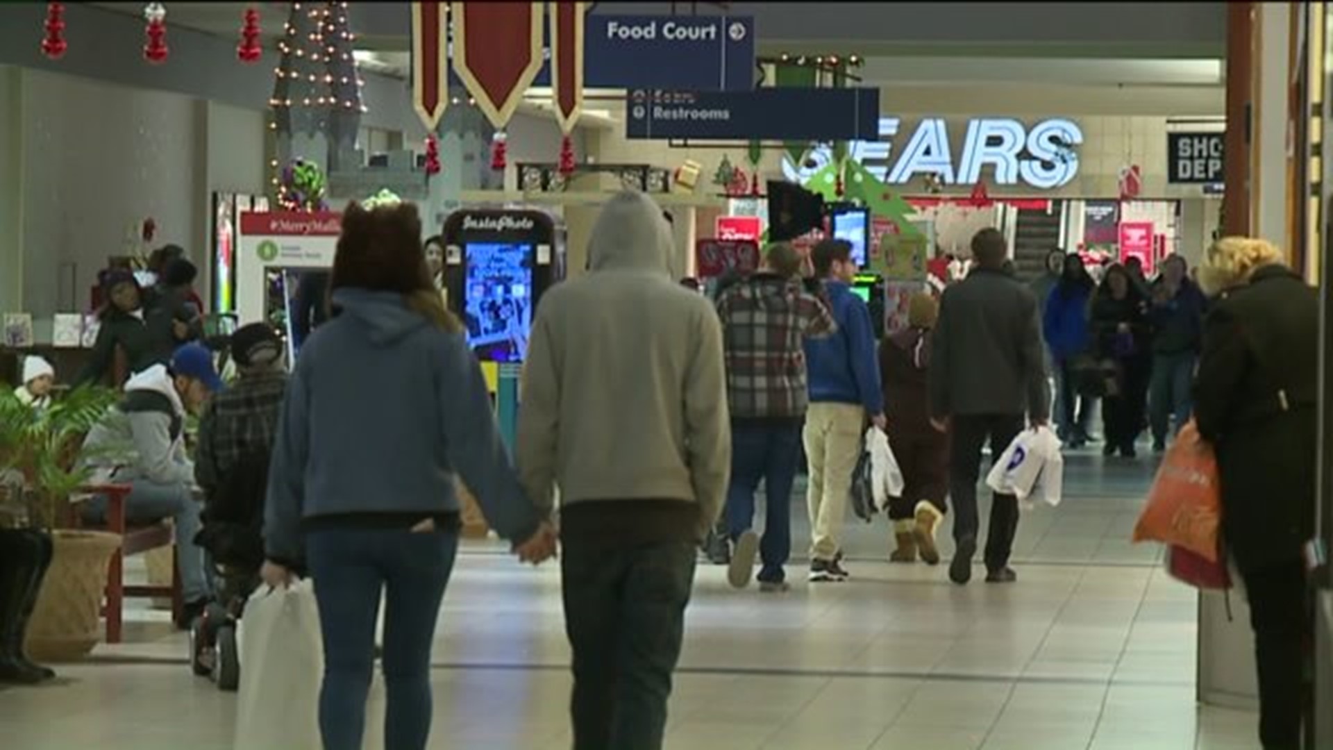 Retail Rush: Shoppers out for Last Minute Gift Grabs