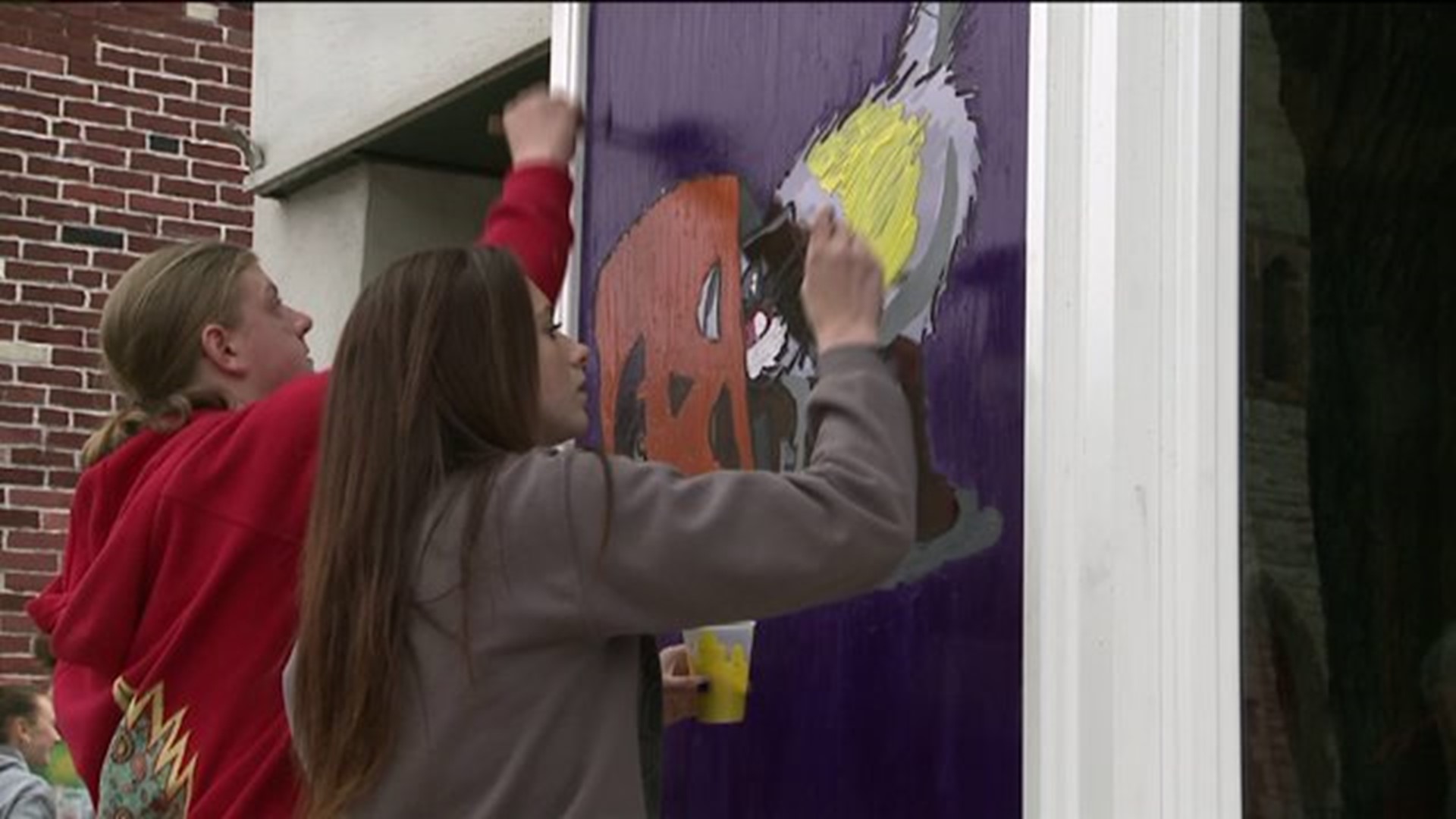 Students Decorate Downtown for Halloween