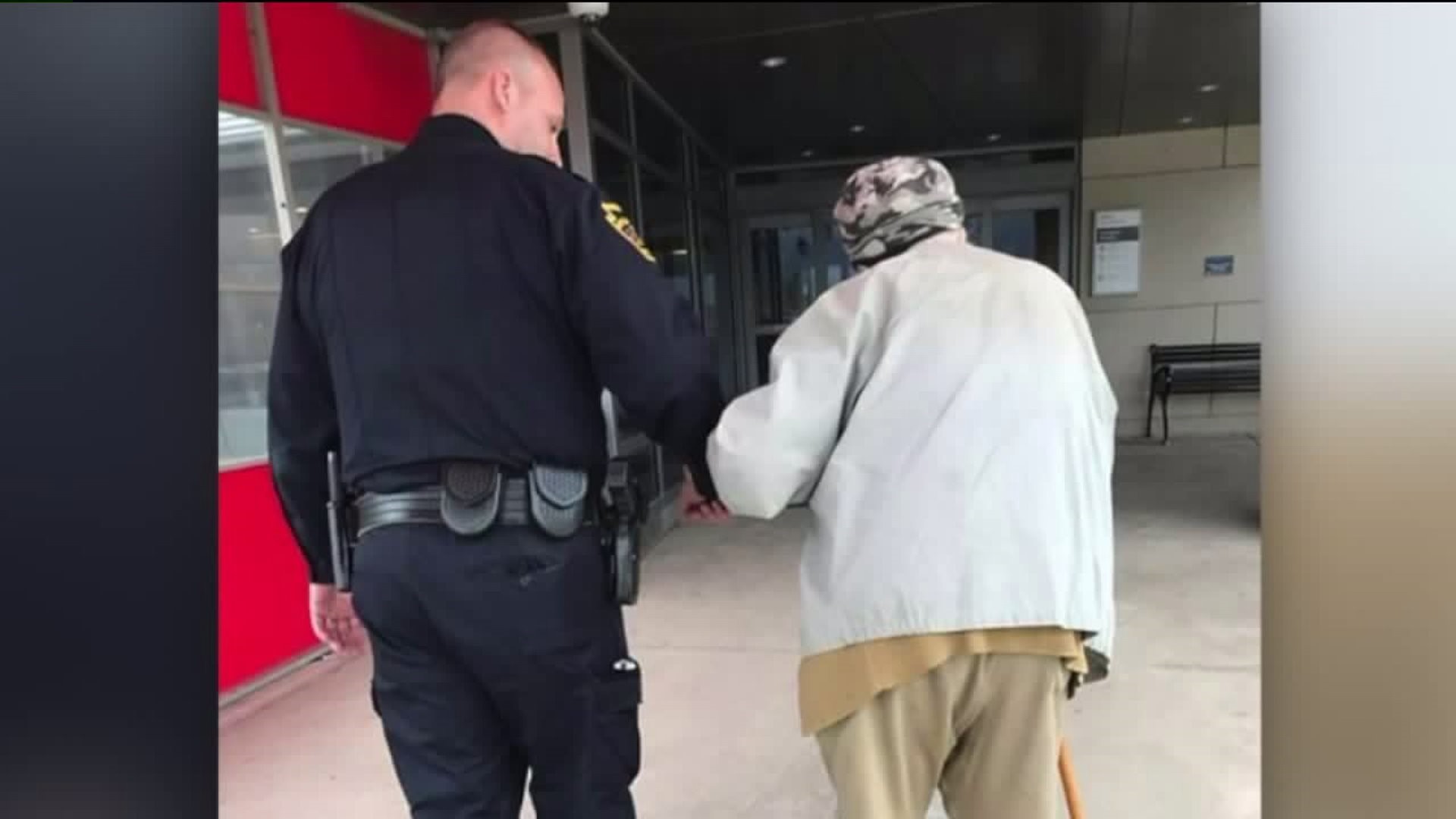 Officer`s Kindness Caught on Camera