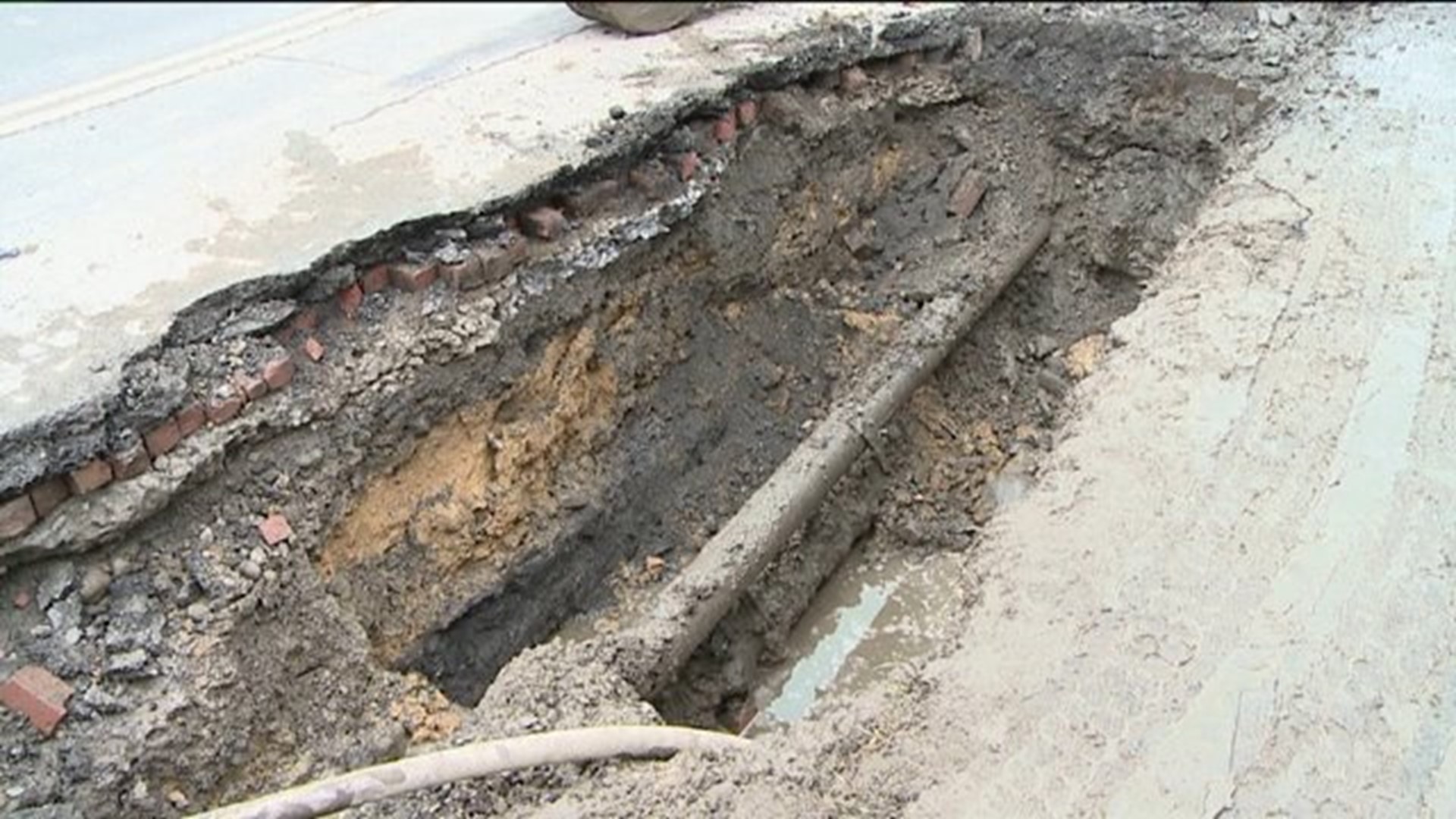 Crews Repair Broken Water Main