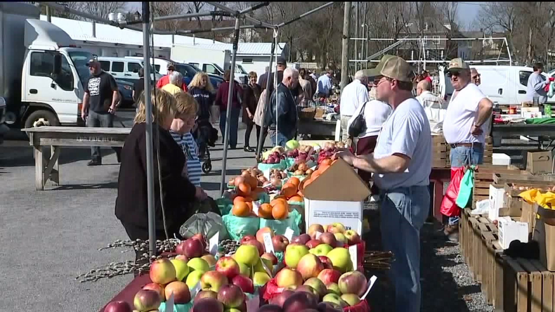 Weather Brings Crowd to Market