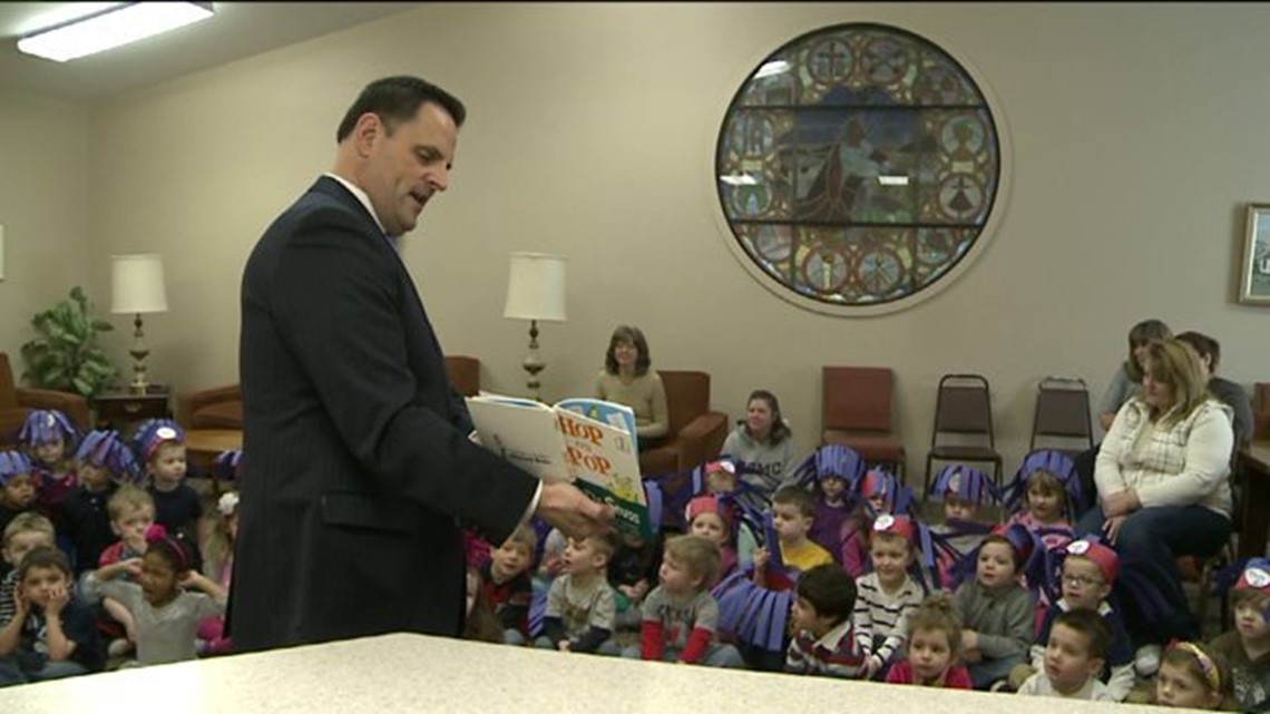 Tom Williams Reads to Students