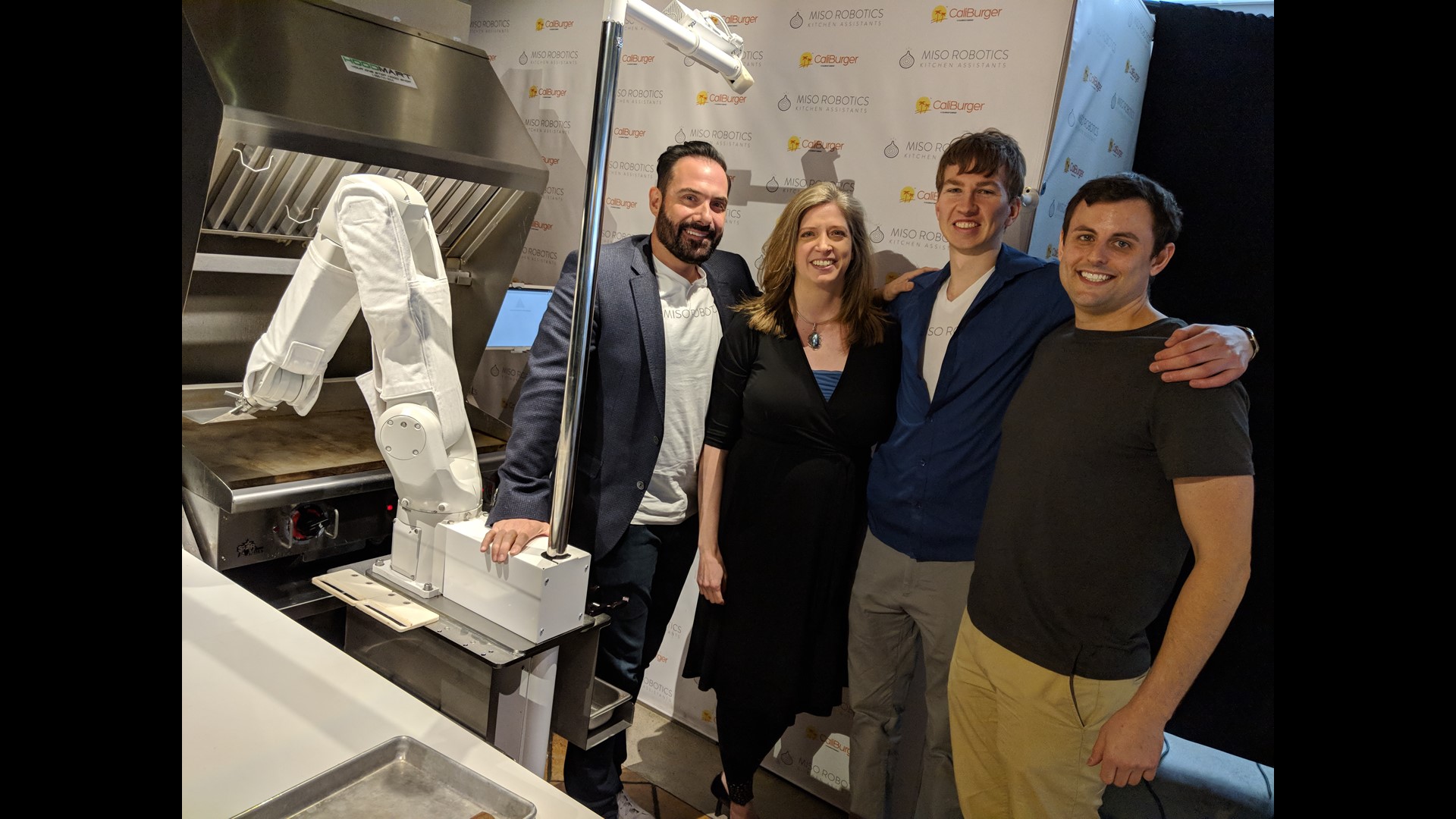 Burger-Flipping Robot Flippy Starts Work at CaliBurger Fast Food Chain ...