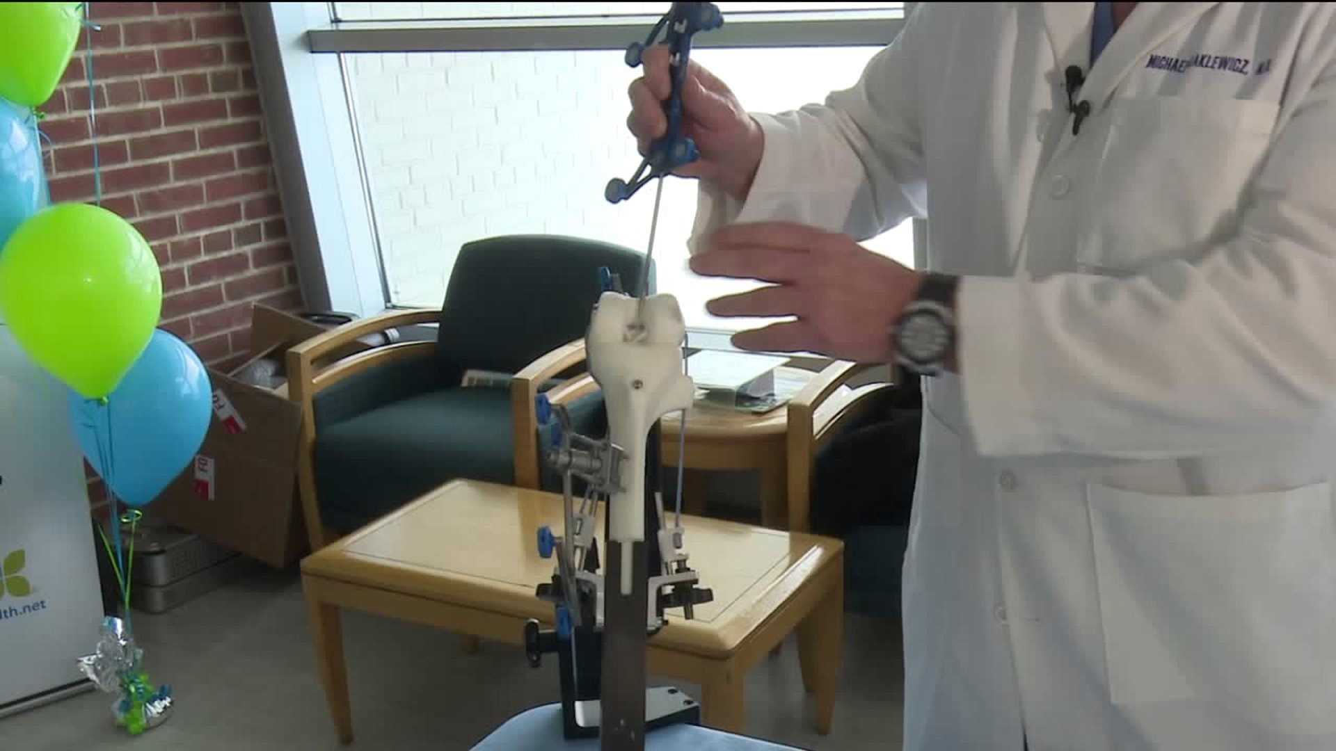 Robotic Device Aids Knee-Replacement Surgery