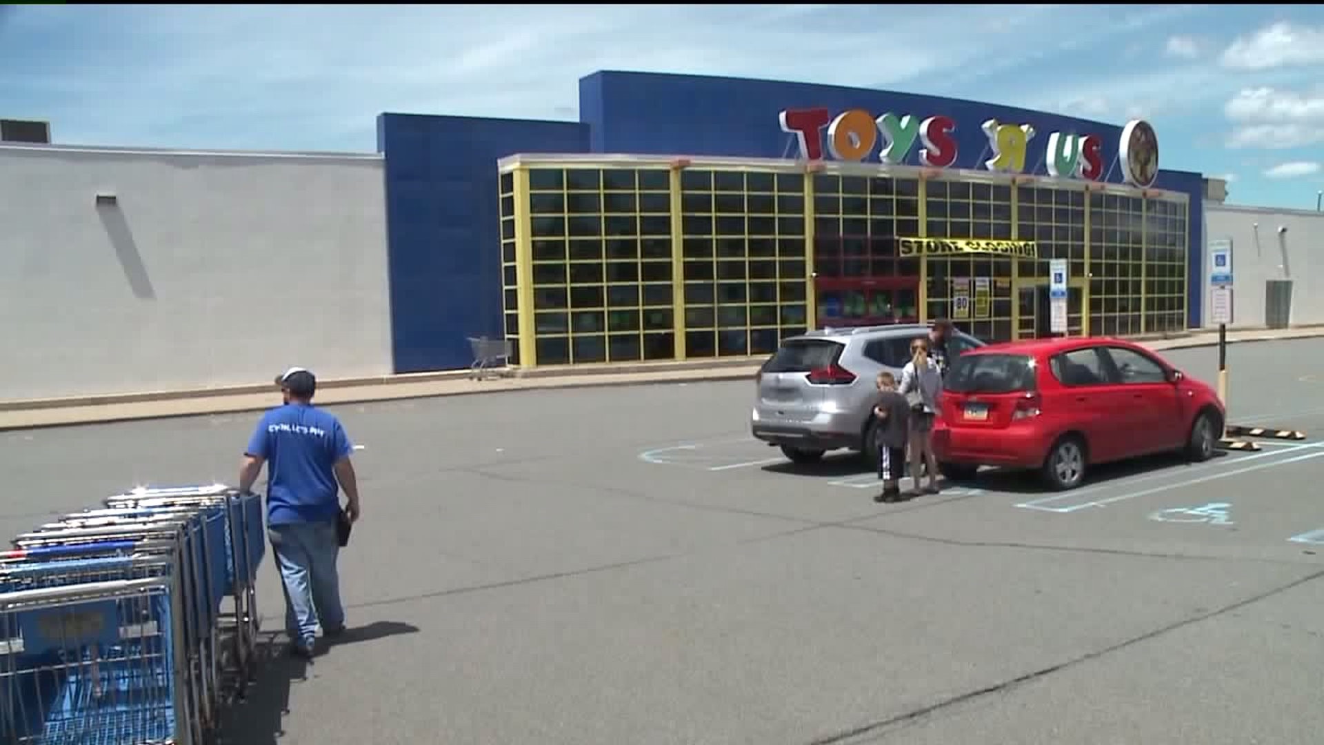 Shoppers Take Advantage of Deals Before Toys `R` Us Closes for Good