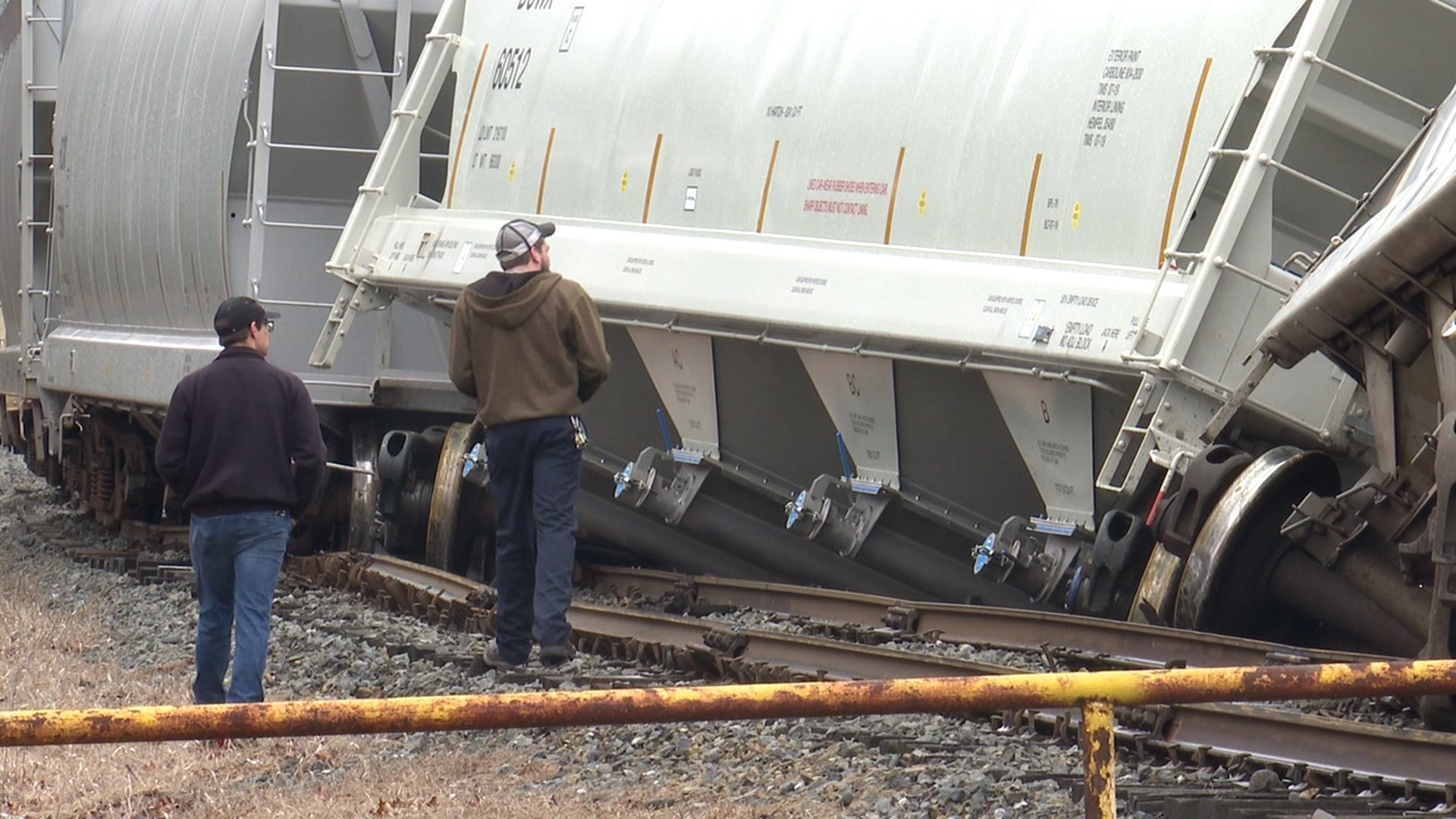 Working to clear mess after train derails in Carbon County | wnep.com