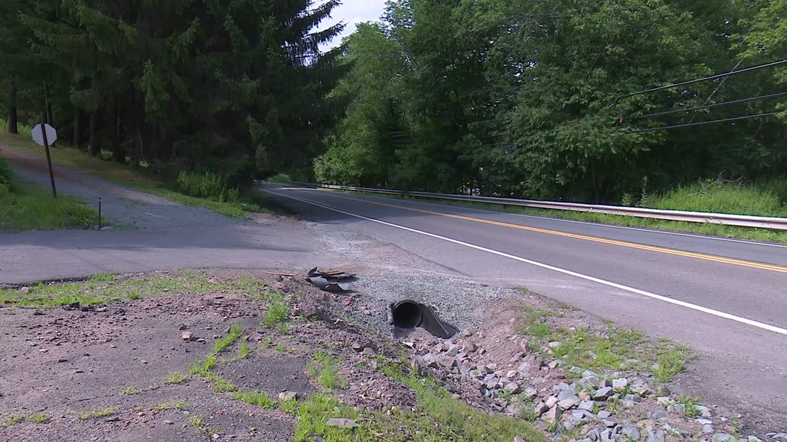 Woman dead, child injured after crash in Wayne County