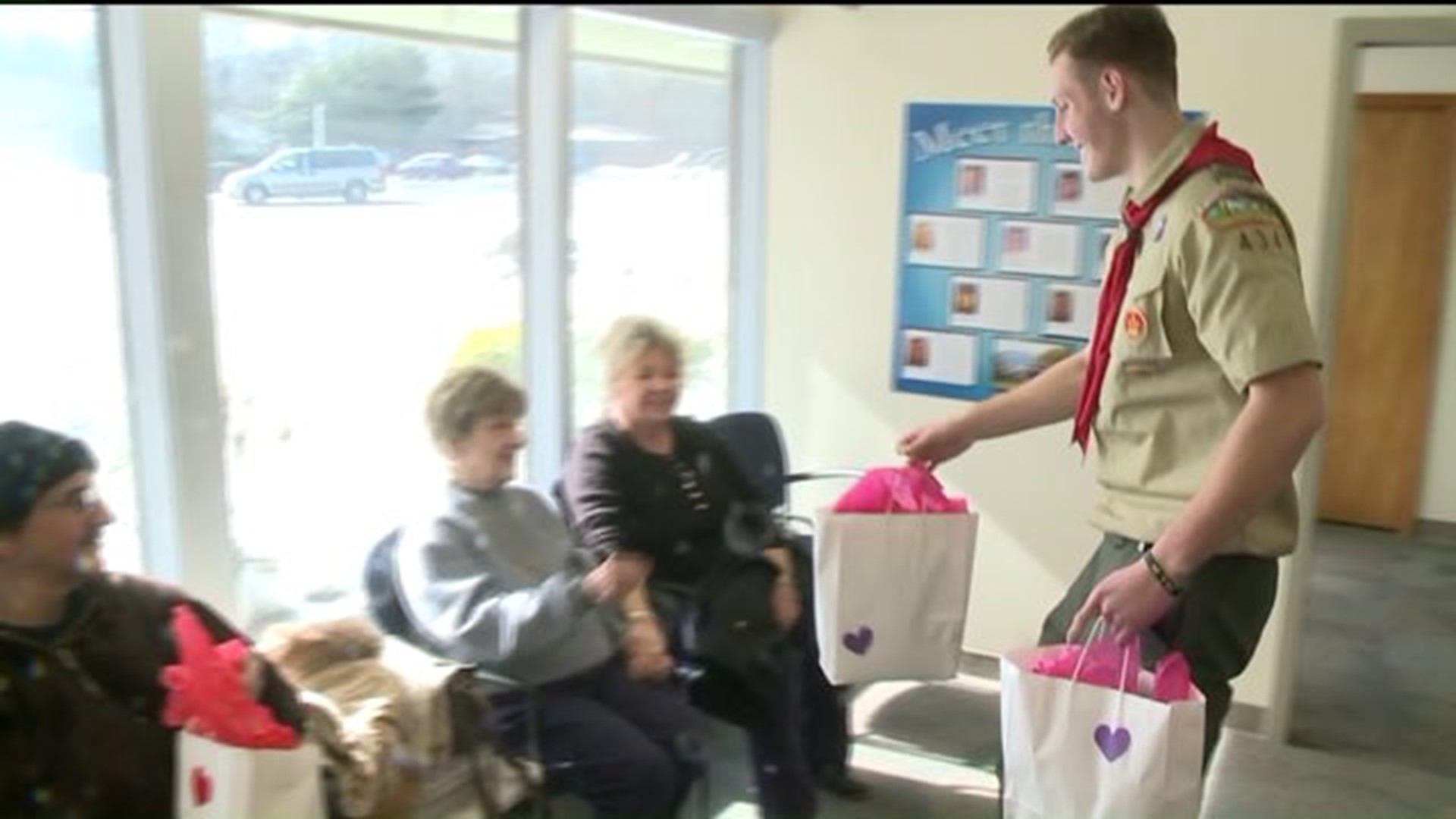 Teenager Gives Gift Bags to Cancer Patients for Valentine`s Day