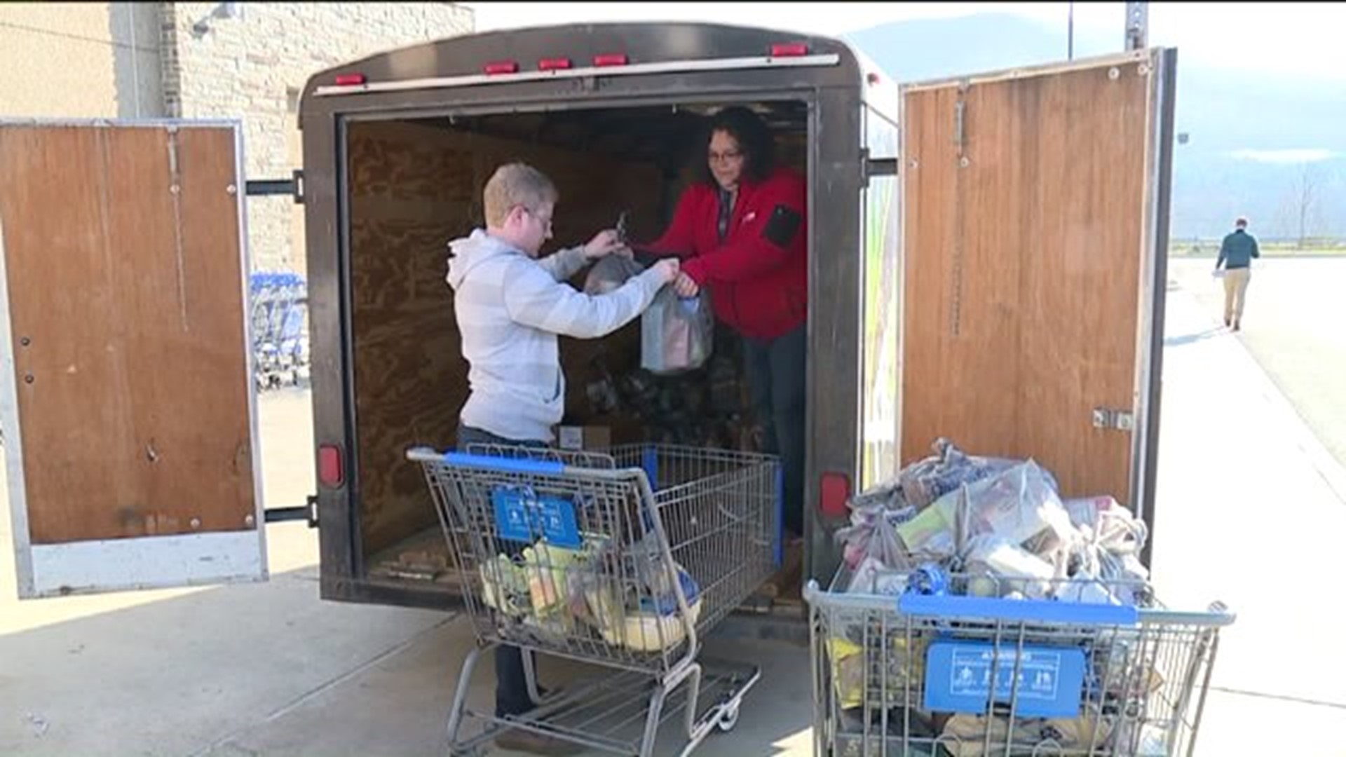 Froggy 101 Holds Thanks-4-Giving Food Drive