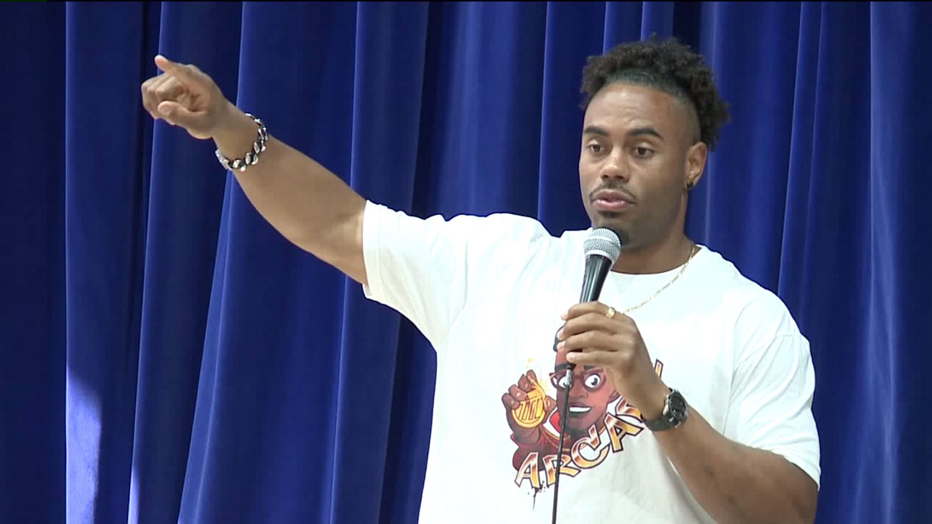 Rashad Jennings Visits Students at Riverside Elementary