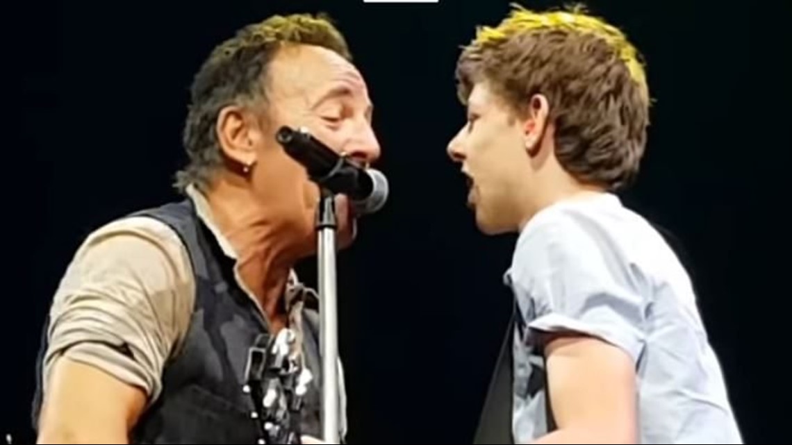 Bruce Springsteen Pulls Teen Out of Audience to Perform 'Growin' Up' Together | wnep.com