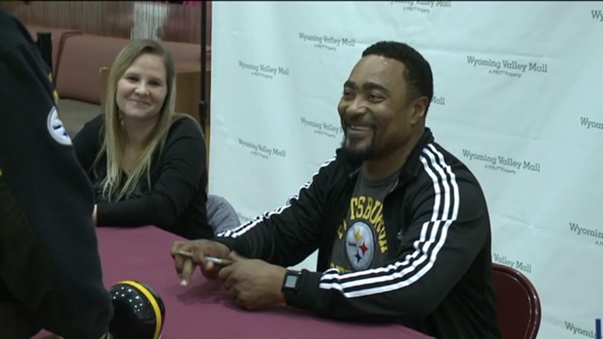 Former Pittsburgh Steeler Yancey Thigpen on Hand at Wyoming Valley Mall