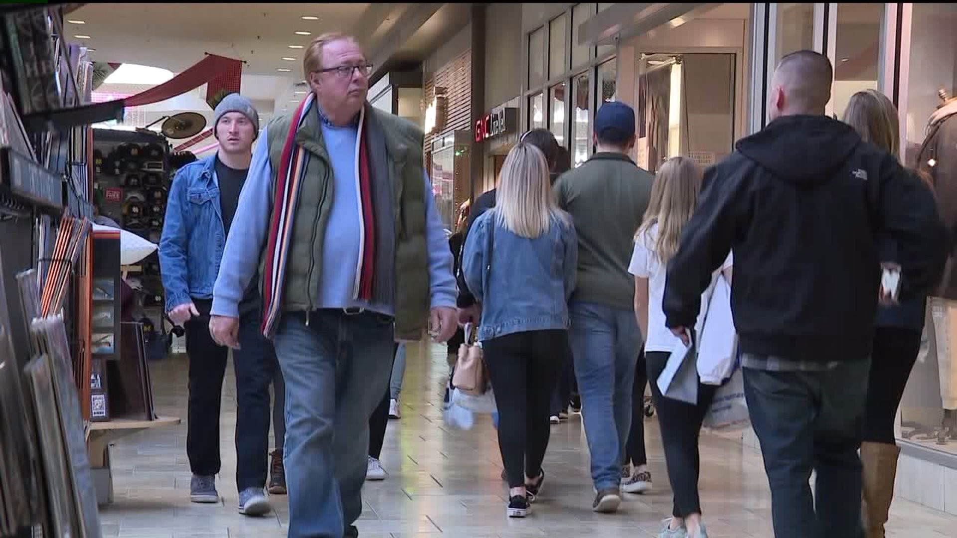 Last-minute Shoppers Crowd Stores