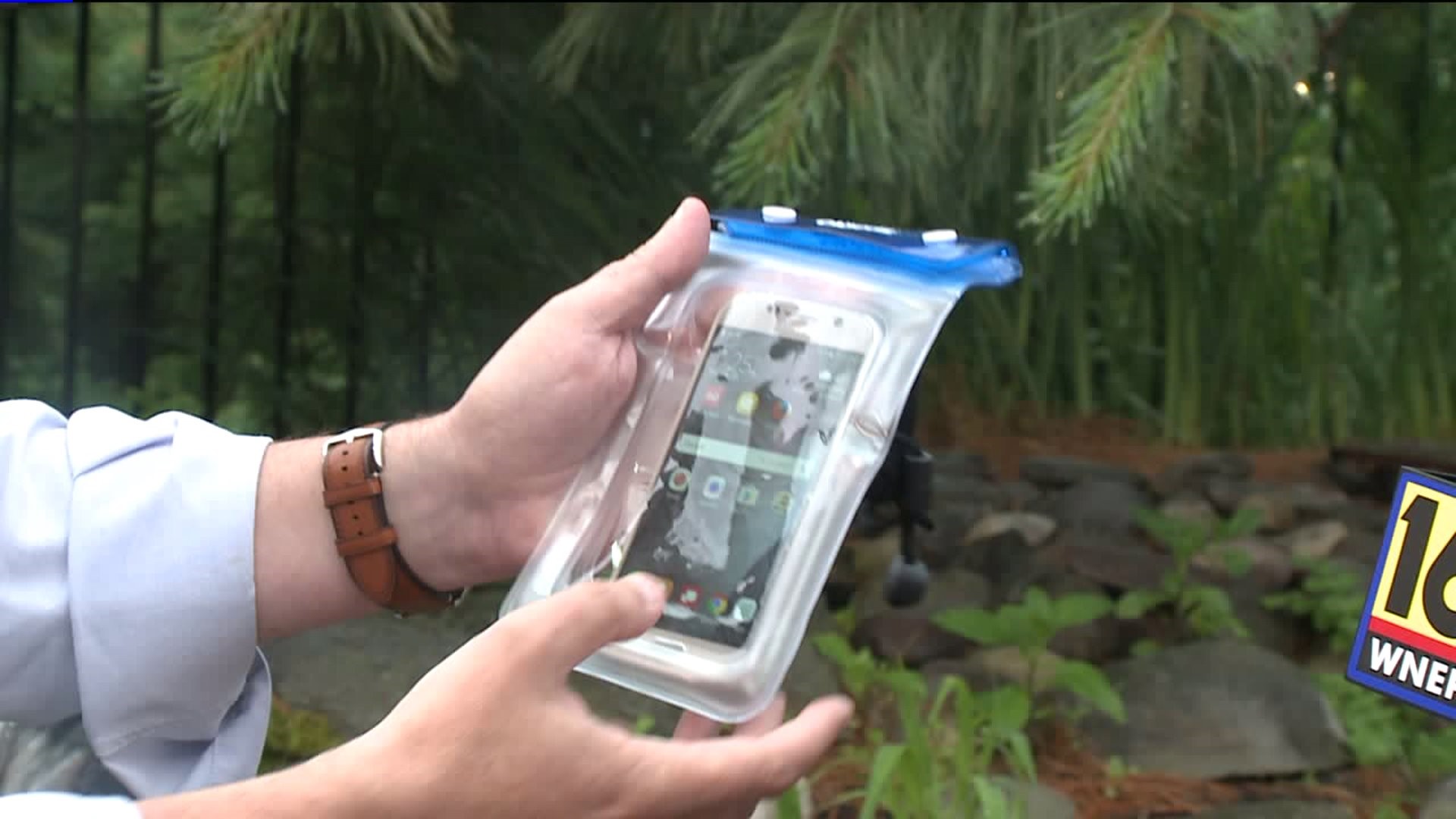 Does It Really Work: Cloudz Waterproof Cellphone Case