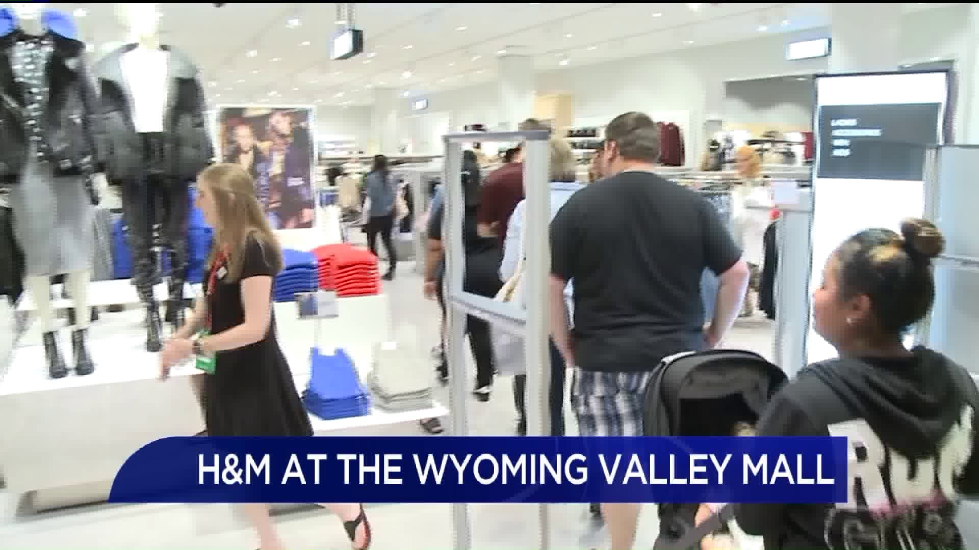 Hundreds of Shoppers Come out for Grand Opening of Popular Clothing Store