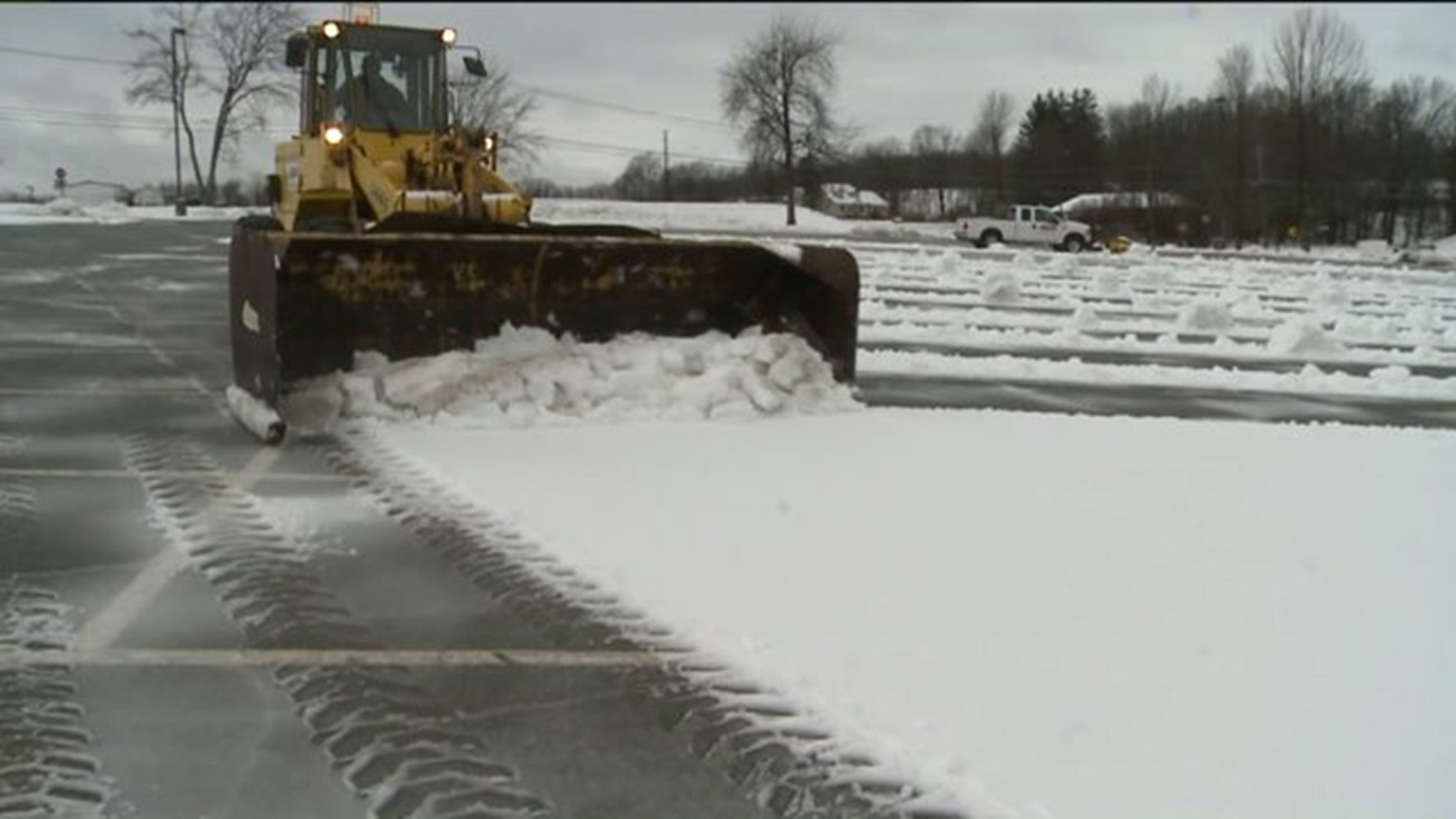 Heavy Snow Causes Problems in Wayne County