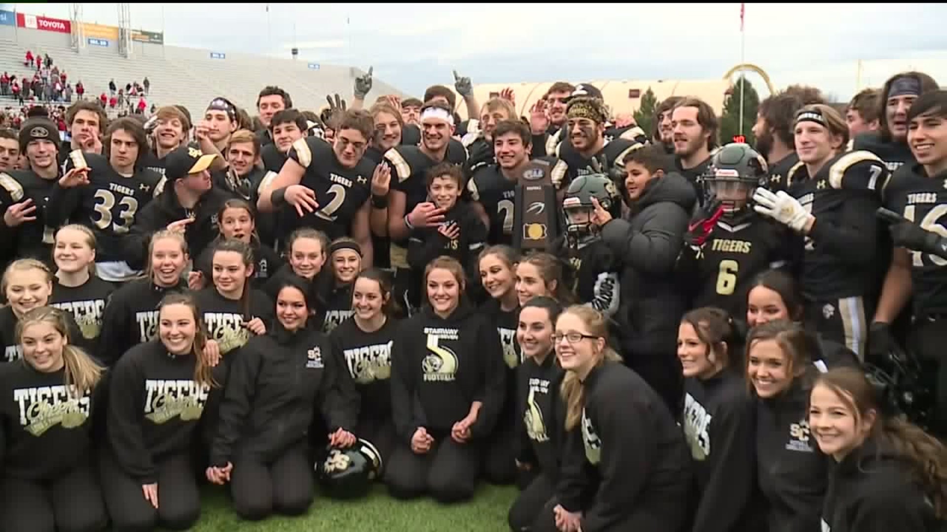 Southern Columbia Beats Avonworth 74-7 For 10th State Title