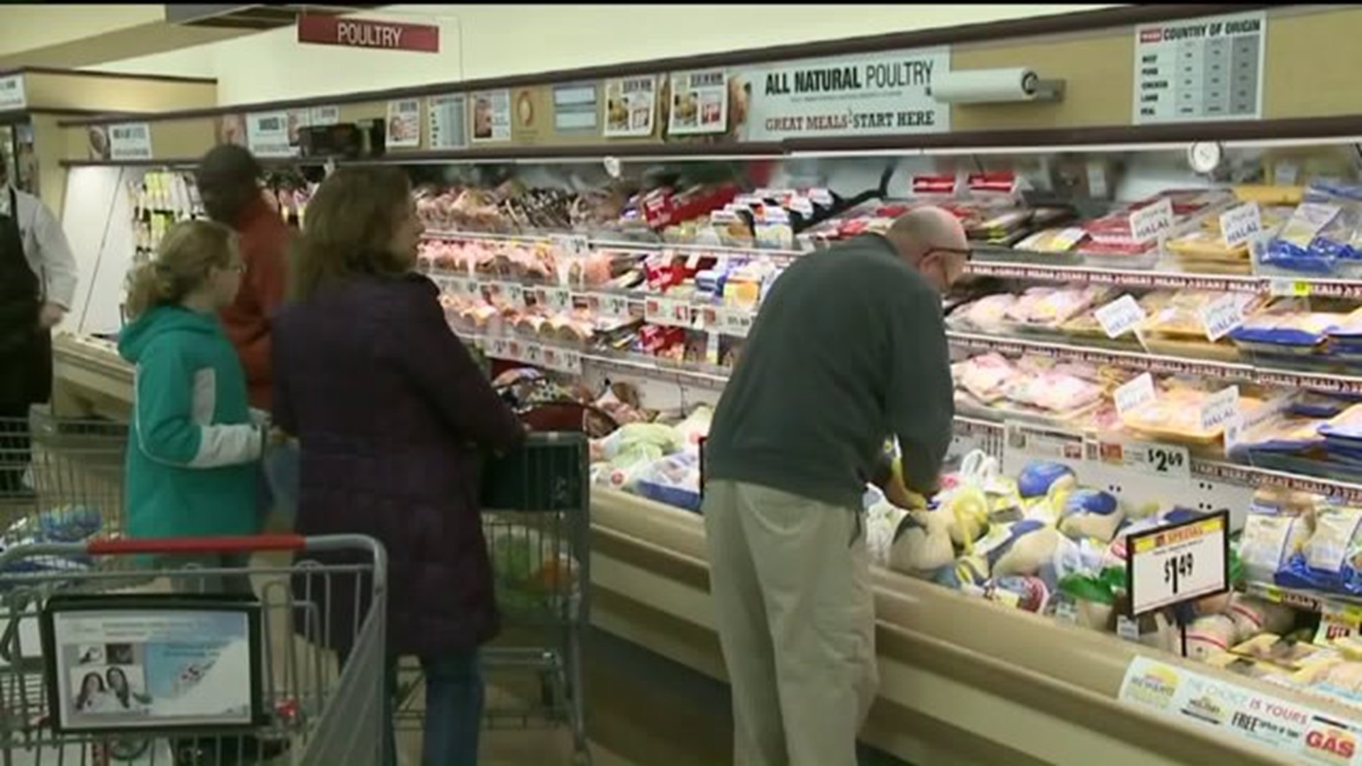 Last-Minute Shoppers Crowd Grocery Stores