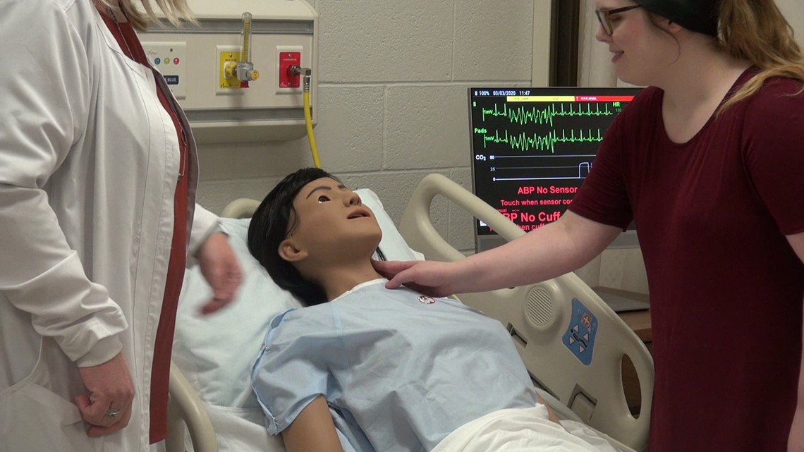 Lifelike mannequins help train nurses to treat patients