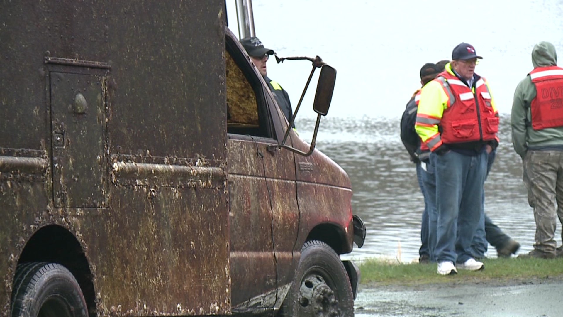 Box truck pulled from Lackawanna Lake