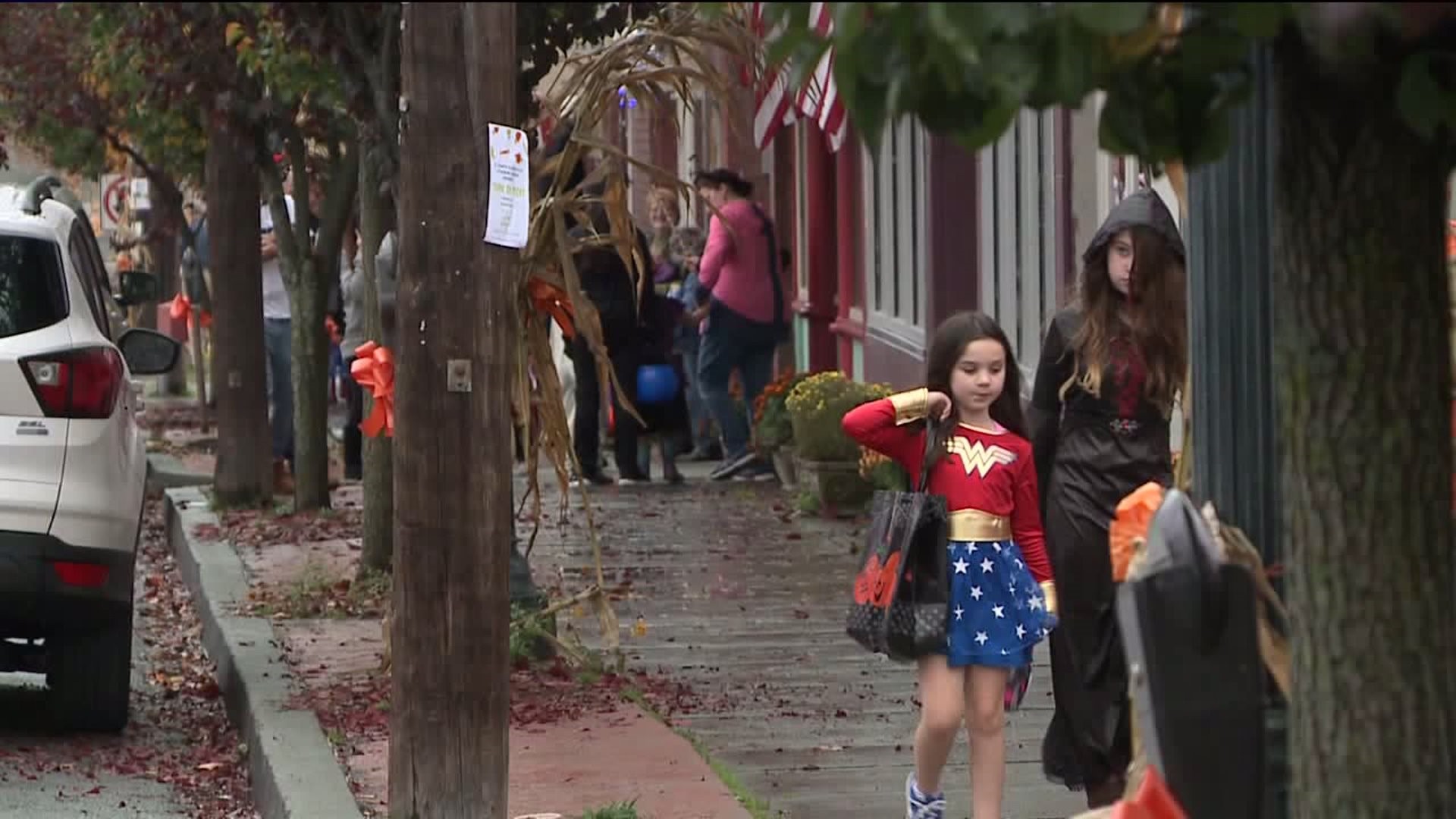 Rain Doesn`t Deter Trick-or-Treaters in Wayne County
