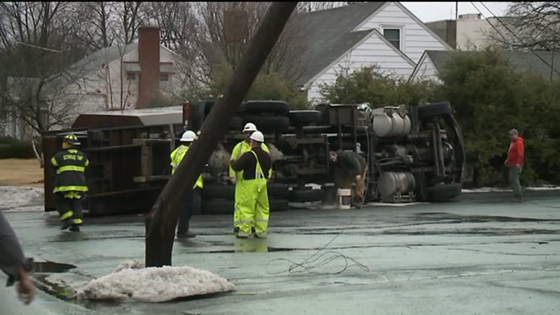 Garbage Truck Takes out Power Lines in Monroe County