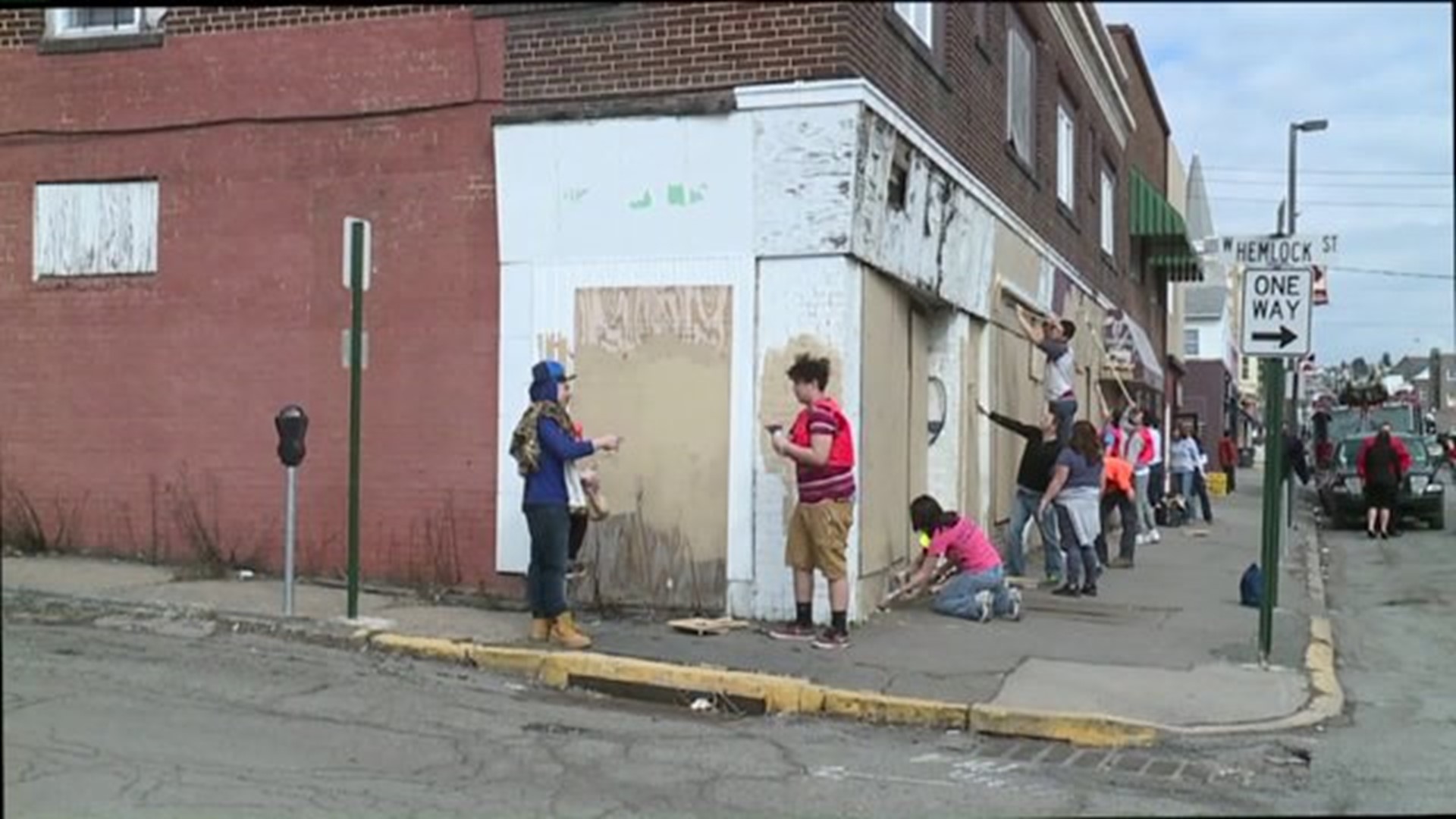 Students Paint Over Graffiti in Downtown Hazleton