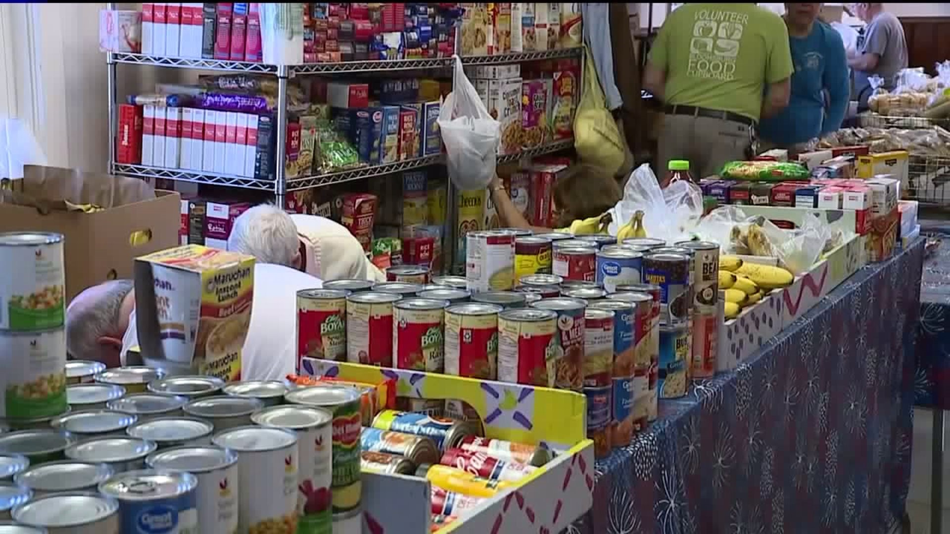 College Students Donate to Food Cupboard