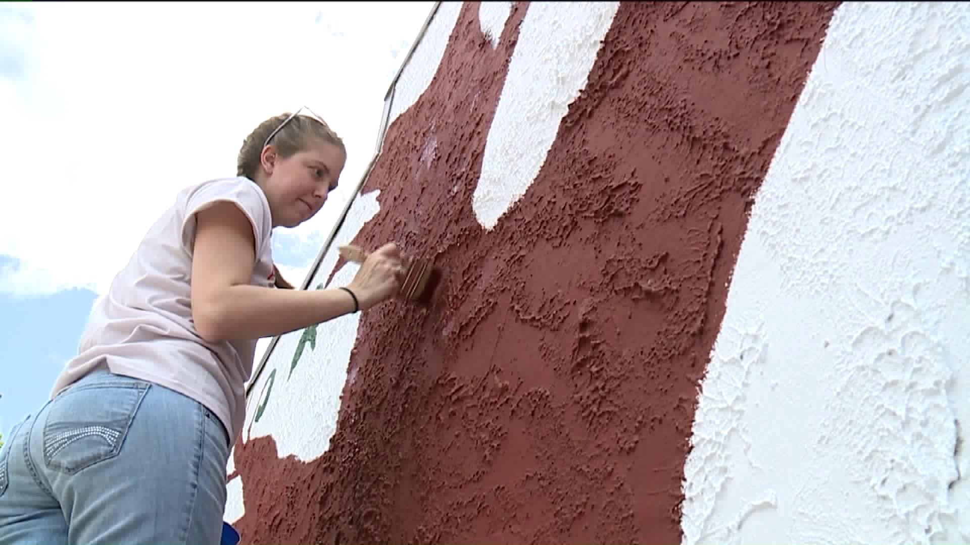 Volunteers Paint Mural on Wilkes-Barre Children`s Service Adoption Headquarters 10