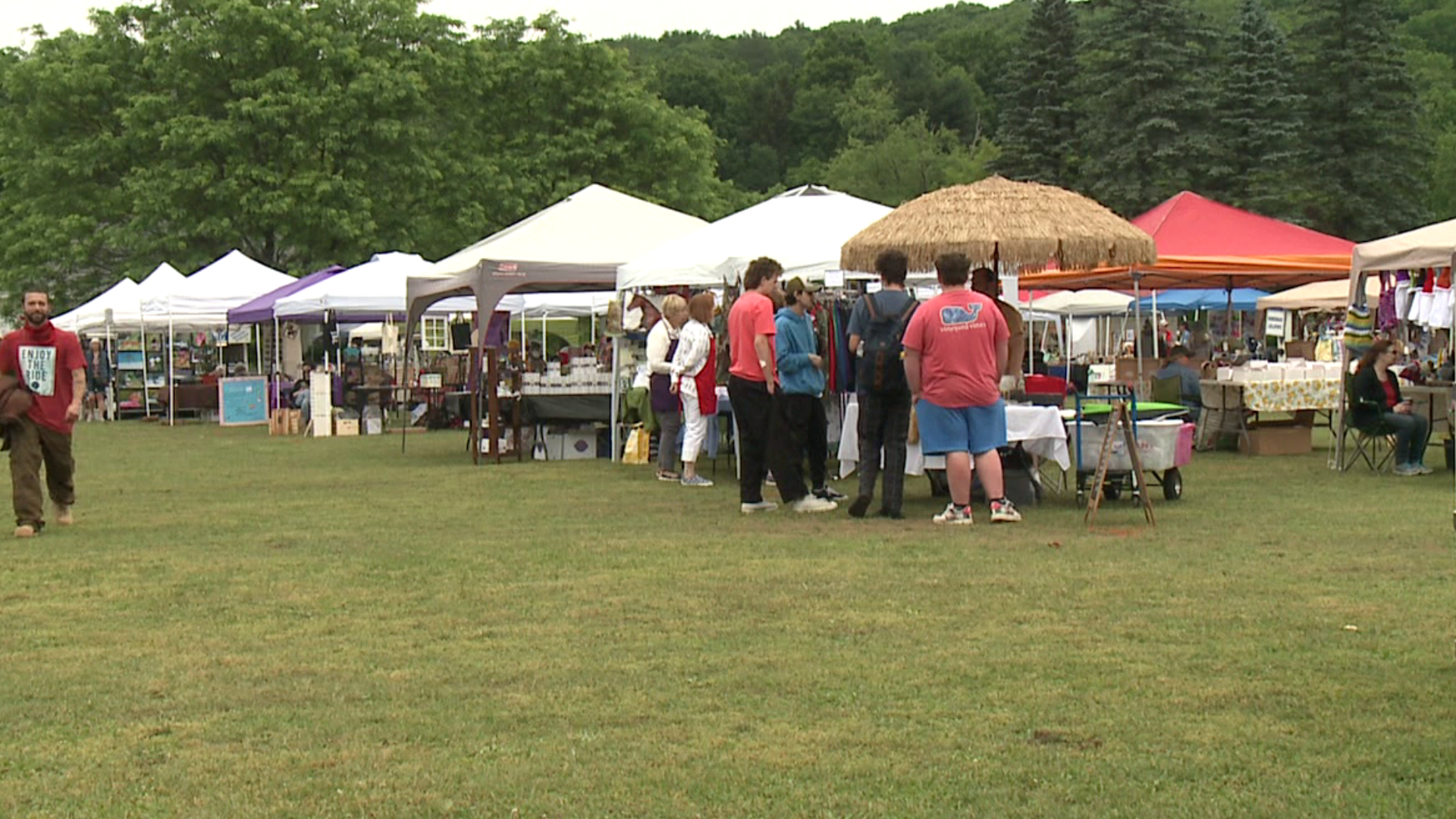 Folks enjoyed live entertainment and food at the craft fair.