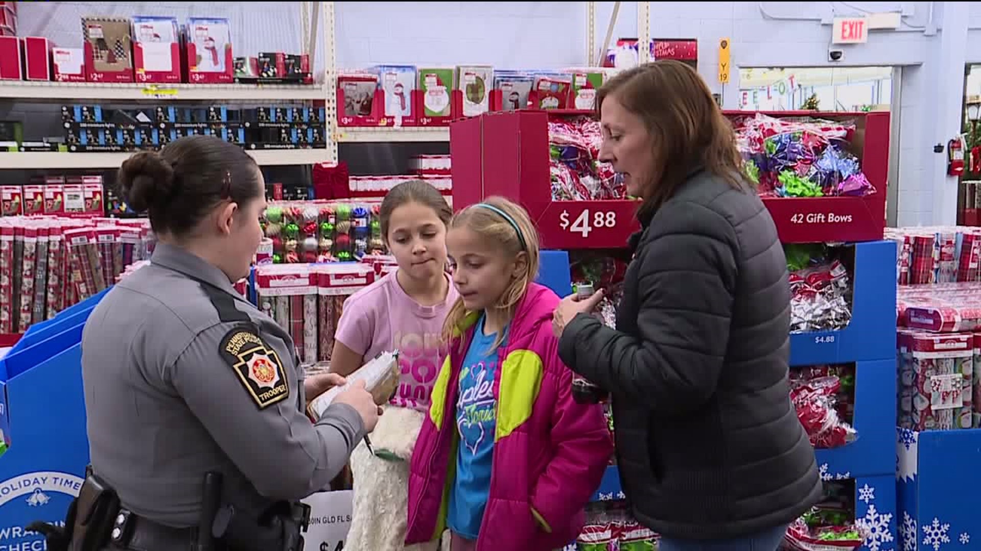 Children Christmas Shop with Help From a Cop