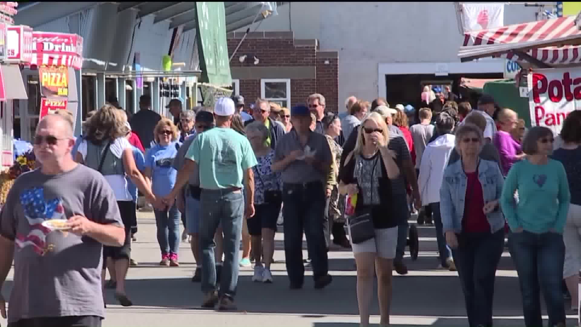 Vendors Happy for Cool Fair Weather
