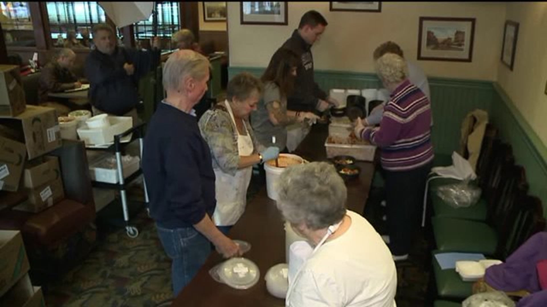Volunteers, Social Work Students Pack Dinners For Hungry Kids