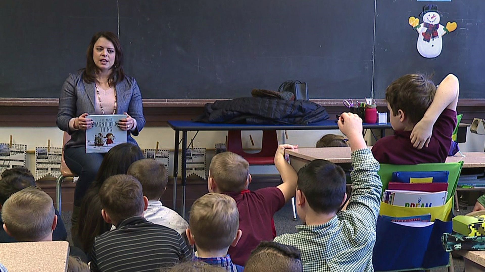 Newswatch 16's Julie Sidoni Shares Book with Students