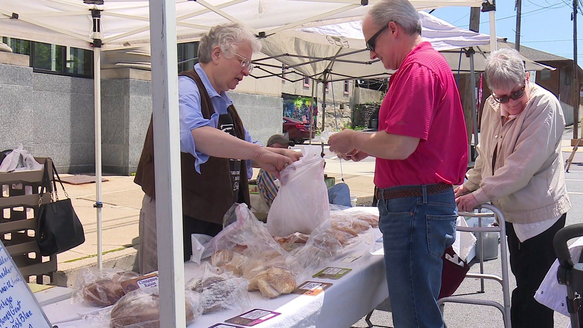 Farmers Market Returns to the Outdoors