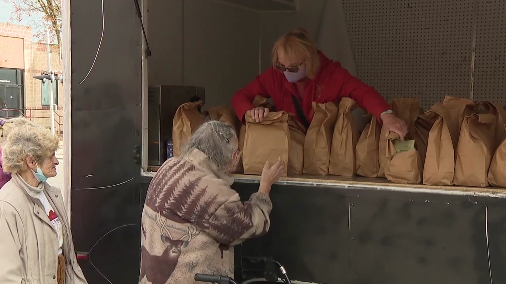 Volunteers are needed to prepare and serve brown bag lunches on Thanksgiving Day. Newswatch 16's Nikki Krize shows us how you can help.