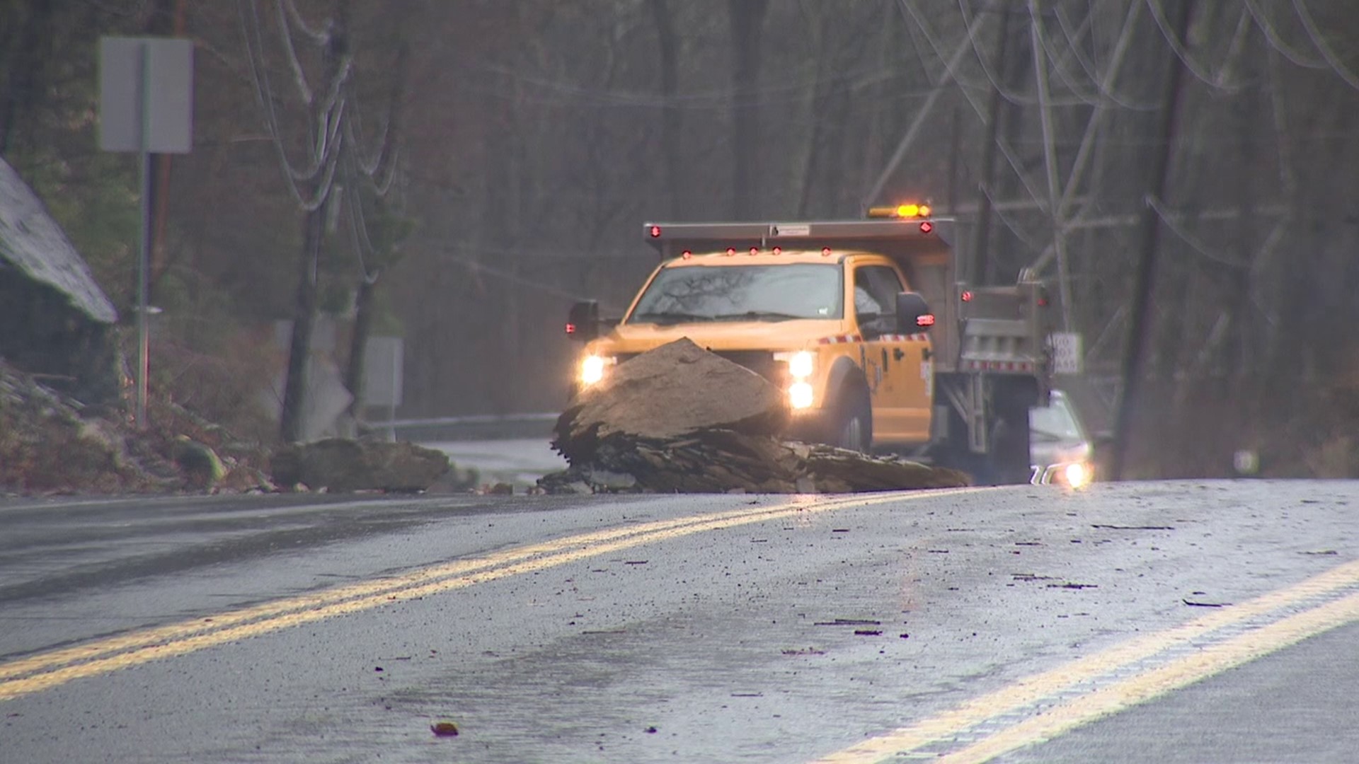 A large rock fell into the northbound lane of Route 611 between Stroudsburg and the Delaware Water Gap.